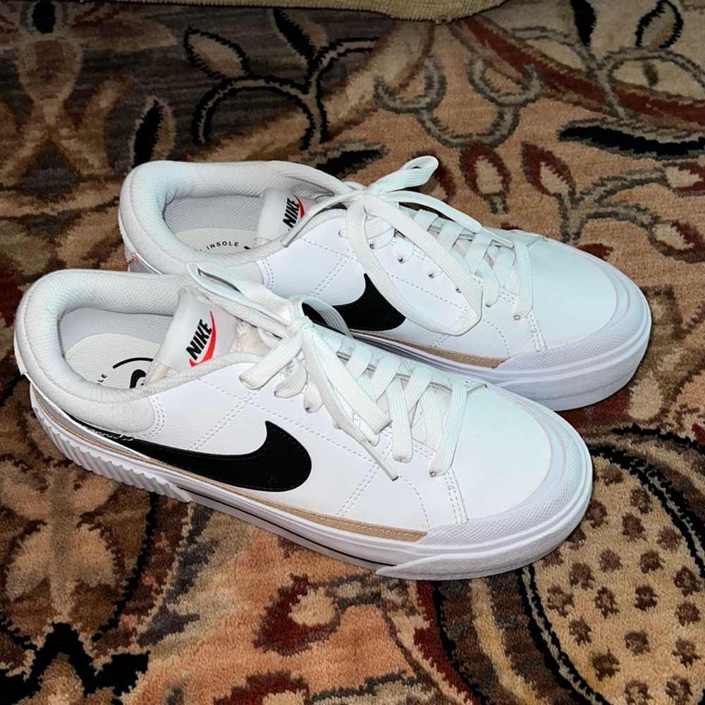 Nike Women’s Court Legacy Lift Platform